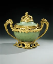 Vaso pot-pourri Louis XV (porcelana chinesa celadon montada em ormolu)