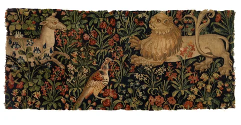 Fragmento de tapeçaria de mille fleurs representando corça, leão e faisão (lã)