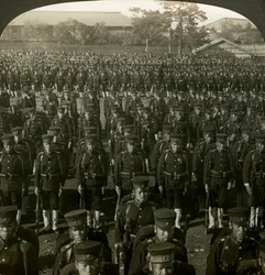 Infantaria japonesa na revisão do aniversário dos Imperadores, Tóquio, Japão.