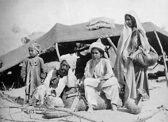 Três gerações de nômades Brahui, Baluchistão Oriental, 1902
