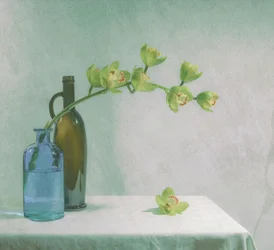 Orquídeas e garrafa azul