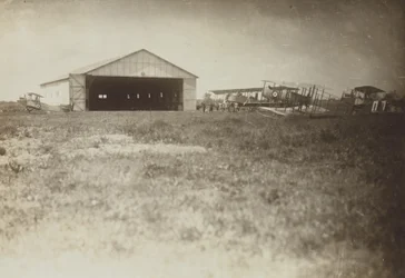 [Aviões num campo].