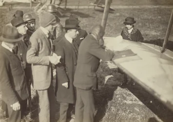 [Grupo à volta do bordo de uma asa de um Caproni Ca. 3 (avião)].