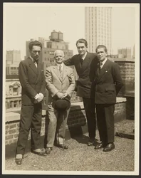 [Retrato de grupo de F. Vecchi, Dr. Brinton, F. Azari e O.L. Foletti]