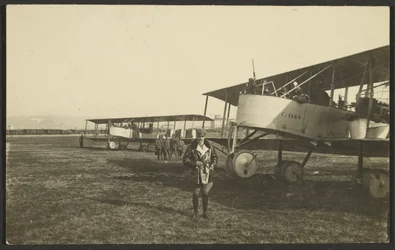 [Homem em frente a um avião].