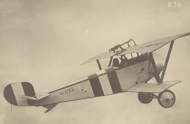 [Perfil de um Nieuport 17 (avião) em voo].