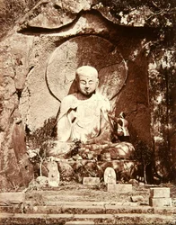 Uma estátua de Buda japonesa (foto a p/b)
