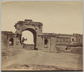Gateway Leading into the Residency, mantido pelo Capitão Aitken, 13th Bengal Native Infantry, comumente chamado de Bailee Guard Gate