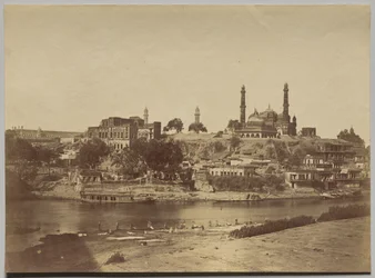 O Forte Muchee Bhawan e o Rio Gomti Tirado da Ponte de Pedra