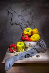 Natureza morta com pimentos coloridos
