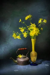Bule vintage com flores amarelas