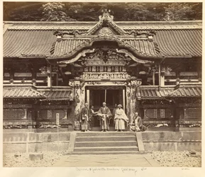 Portão esculpido e pintado em Nikko