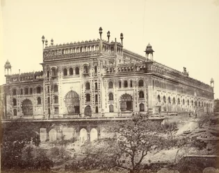 Exterior da Imambara de Asaf-ud-Daula, ou Tumba