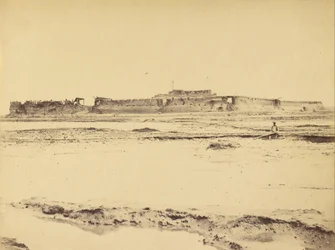 Exterior do Rio Peiko do Forte do Norte mostrando a entrada em inglês e francês, 21 de agosto de 1860