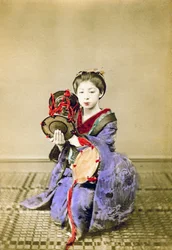 Gueixa tocando tsuzumi, Japão, 1882