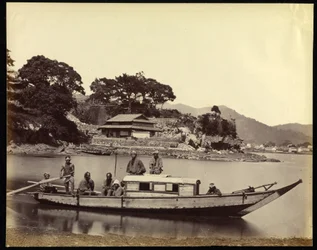 Barco-casa japonês e tripulação