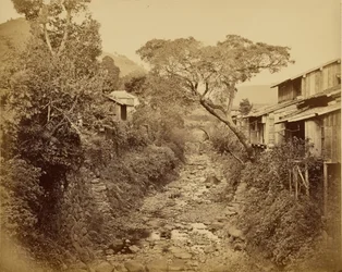[Aldeia japonesa com ribeiro]