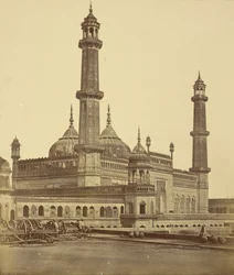 Mesquita dentro da Emambara de Asophoo Dowlah, agora usada como hospital