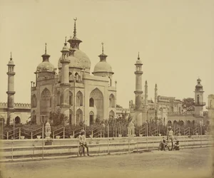 [Mesquita no Imambara de Hussainabad].