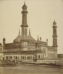 [Mesquita dentro da Emambara ou Túmulo de Asaf-ud Dawlah, atualmente utilizado como hospital, Lucknow]