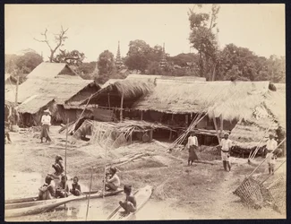 [Aldeia nativa ao longo do rio Irrawaddy]