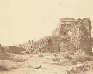 Observatório e bateria com a casa de Hindu Rão à distância