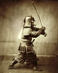 Samurai com espada levantada, c1860
