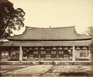 [Templo no Bairro Tártaro, Cantão, China].