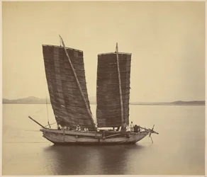 O primeiro junco coreano que traz despachos a bordo do U.S.S. Colorado, imediatamente após o lançamento da âncora