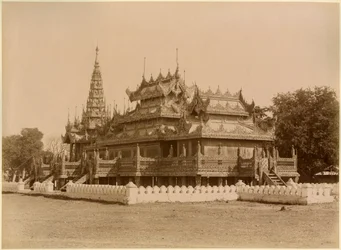 O Nan-U Humano-Se, Shwe-Kyaung no palácio de Mandalay, a Birmânia, fim do século XIX (estampa de albume)