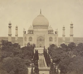 [O Taj Mahal a partir do portal de entrada].