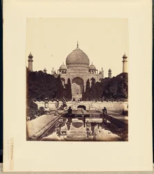 O Taj Mahal com as fontes