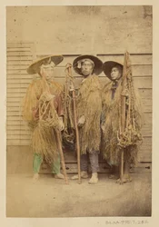 [Três japoneses em trajes de erva e chapéus de abas largas].