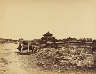 Topo da parede de Pequim mostrando as armas chinesas direcionadas contra nossas baterias, 14 de outubro de 1860