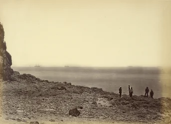 [Vista da costa com navios no horizonte e cinco figuras de pé na praia].