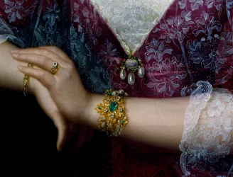 Retrato de Anna Opulich, detalhe de pingente e bracelete