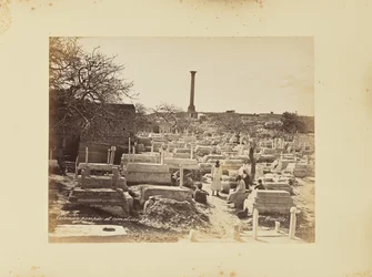 Coluna de Pompeu e cemitério