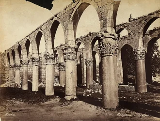 Colunas e arcos na zona arqueológica de Heliópolis ou Baalbek, Líbano