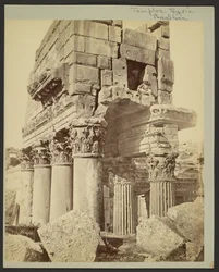 Pormenor dos capitéis do pronaos de Baalbek