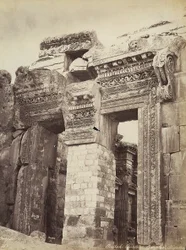 Entrada no Templo de Júpiter ou do Templo do Sol, na zona arqueológica de Heliópolis ou Baalbek, antiga cidade síria, hoje Líbano.