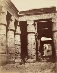 Interior do primeiro pátio do templo de Ramessés III em Karnak [Tebas]
