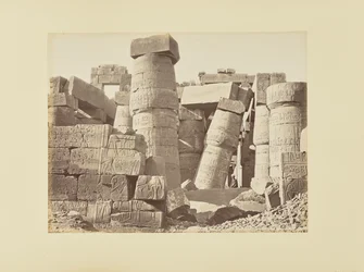 Karnak. Ruínas da sala hipóstila, vista do interior, Egito