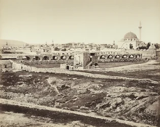 Vista panorâmica de uma área povoada com uma mesquita, em Isreal