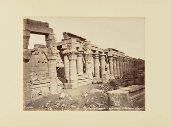 Philae. Colunata de Ísis, fotografada do Obelisco (Egito)
