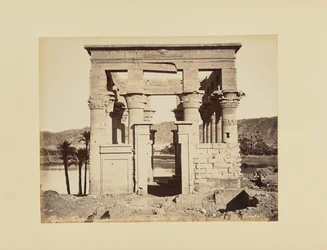 Fíle. Templo hípetro, vista frontal, Egito