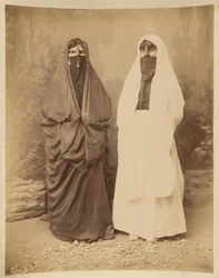 [Retrato de duas mulheres em traje do Médio Oriente]