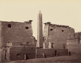 Templo de Luxor: obelisco e pilone [Tebas]