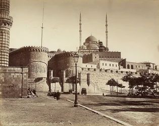O Portão Bab el-Azab da Cidadela, com a Mesquita de Muhammad Ali ao fundo, no Cairo, Egito