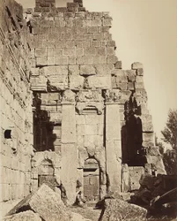 A propiaea do Templo de Júpiter ou do Templo do Sol, na zona arqueológica de Heliópolis ou Baalbek, antiga cidade síria, hoje Líbano.