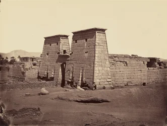 Vista geral do templo de Ramsés III, Karnak, Tebas